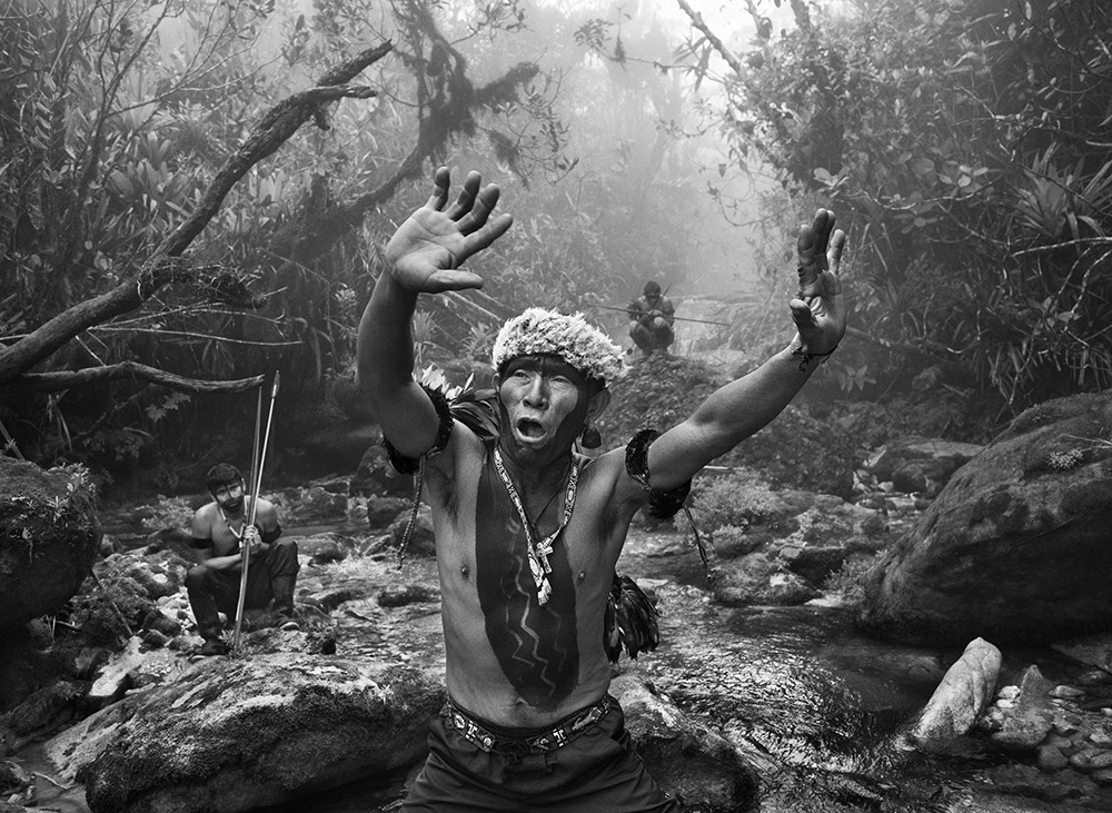 Sciamano-Yanomami-dialoga-con-gli-spiriti-prima-della-salita-al-monte